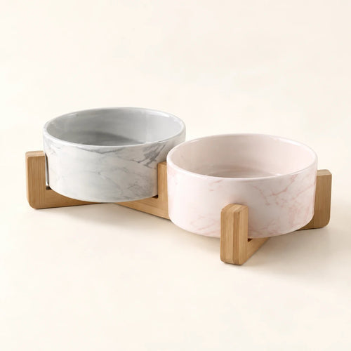 Set de deux gamelles en céramique marbrée grise et rose sur support en bambou pour chat