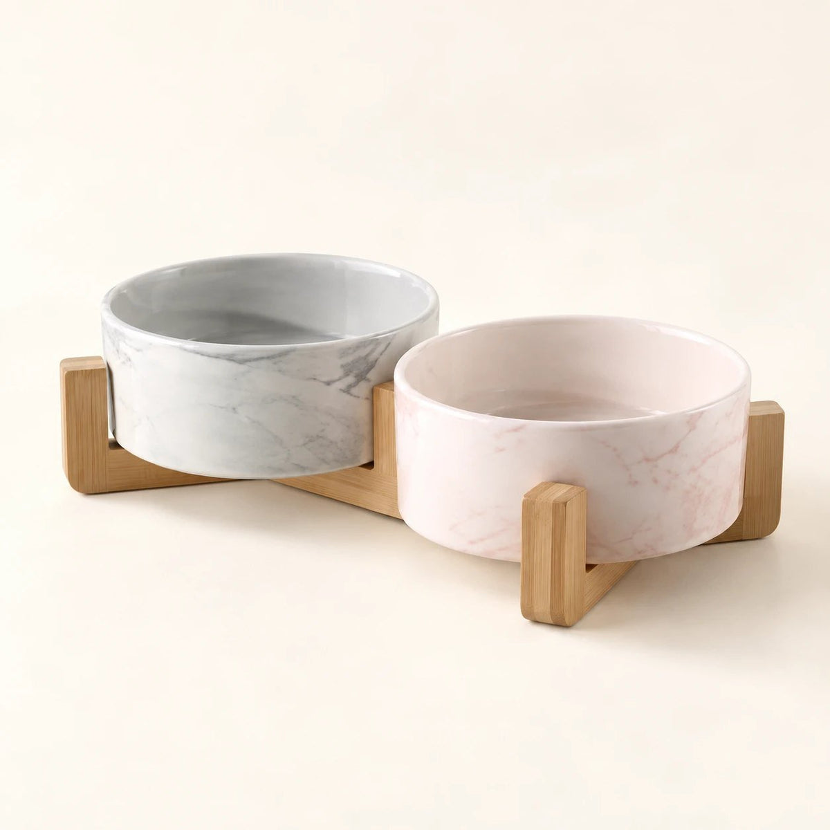 Set de deux gamelles en céramique marbrée sur support en bambou, inclus dans le Pack Complet