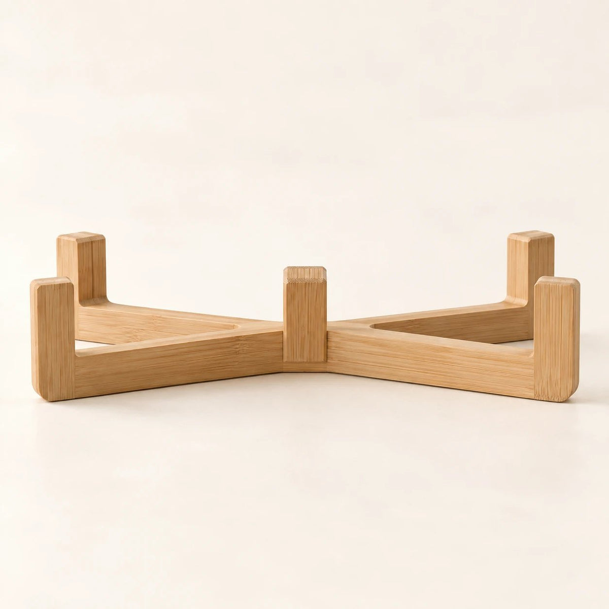 Support en bambou en forme de croix pour gamelles de chat